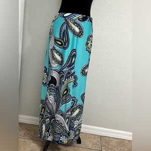 Elegant Paisley Maxi Skirt - Blue and Green
Caja 5
